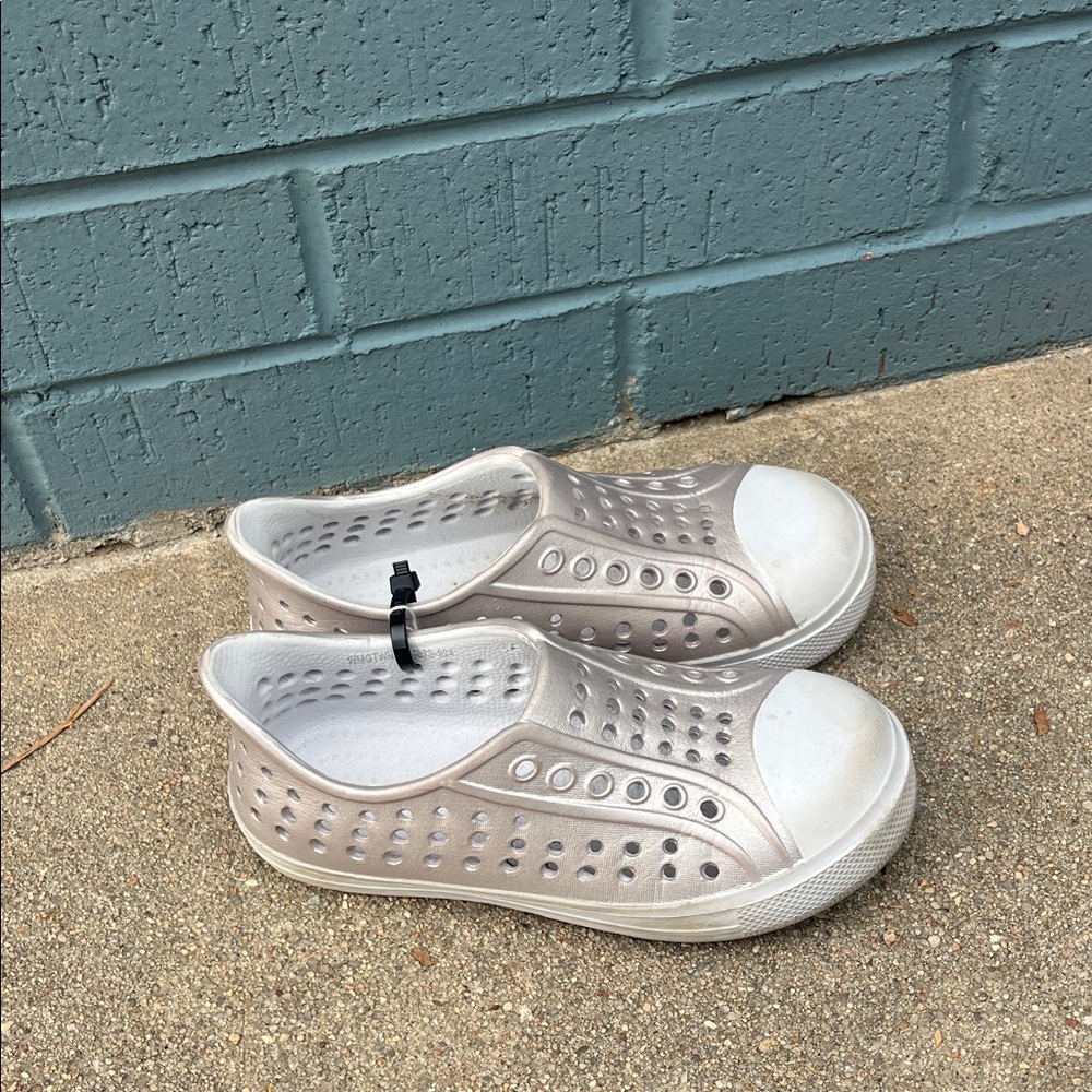 Wonder Nation Kids Sandals in Metallic Silver